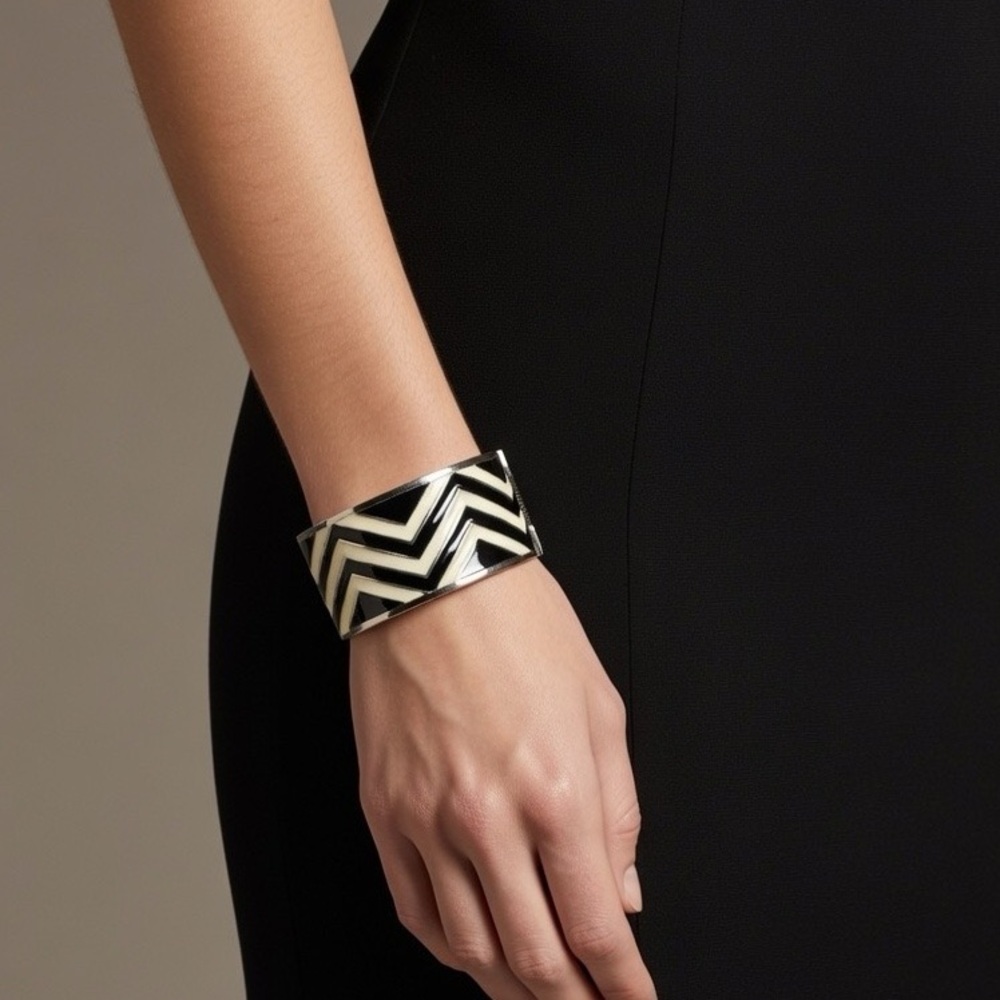 Chevron hinged bracelet